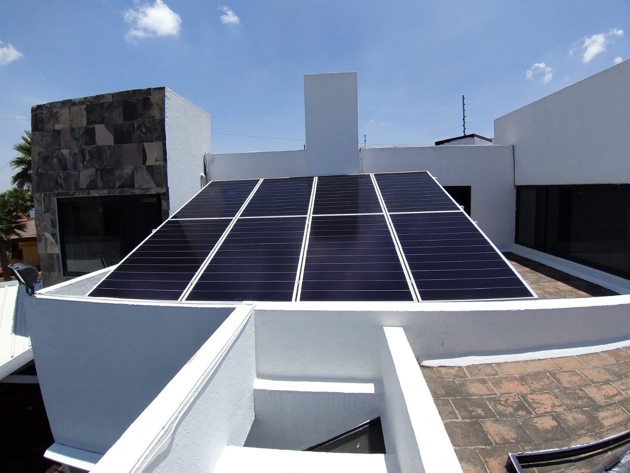Paneles solares en azotea de casa