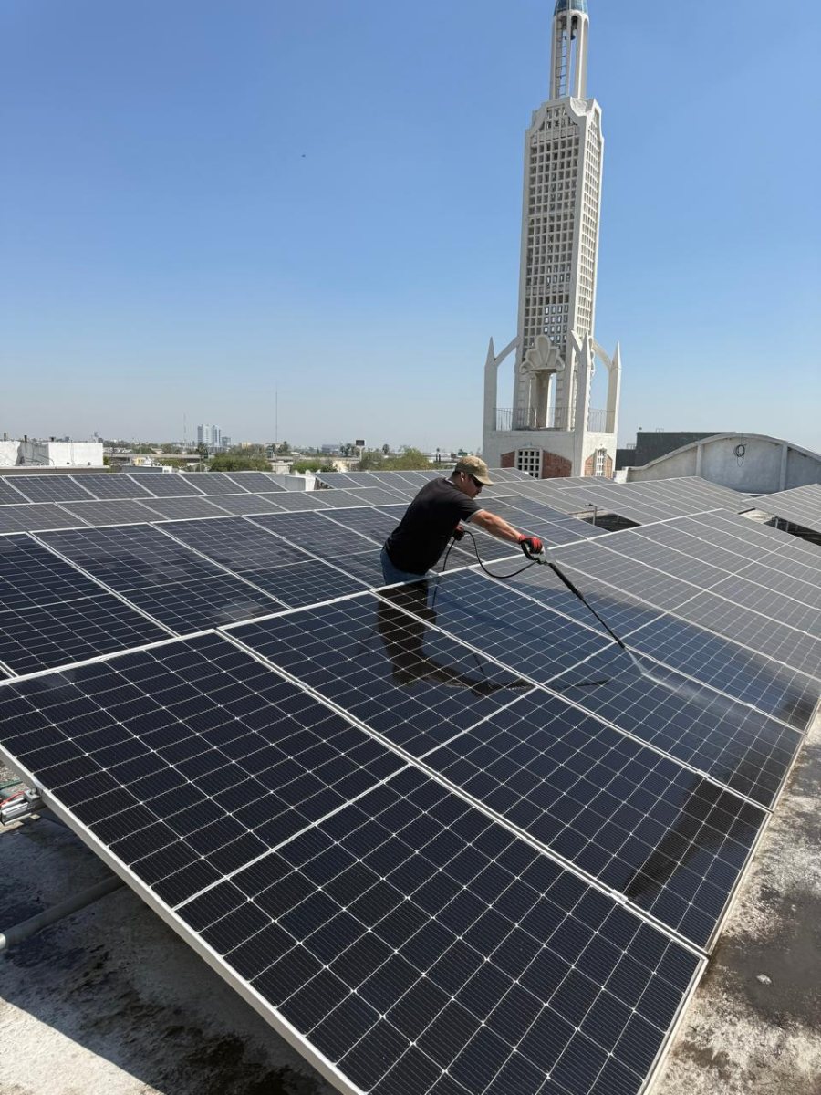 Técnico de energía2 dando mantenimiento a los paneles solares de la Parroquia de Guadalupe
