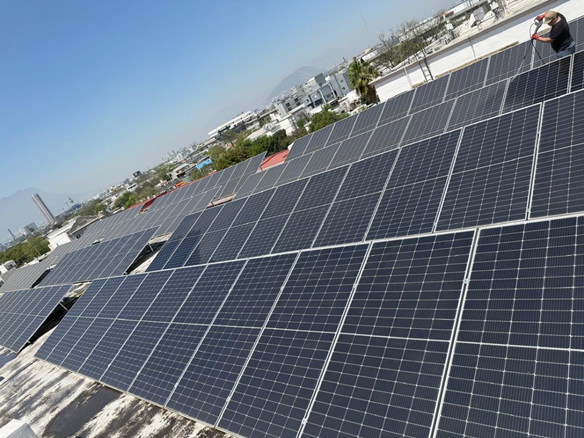 Sistema de 66 kWp de paneles solares en el techo de la Parroquia Nuestra Señora de Guadalupe, Guadalupe N.L.