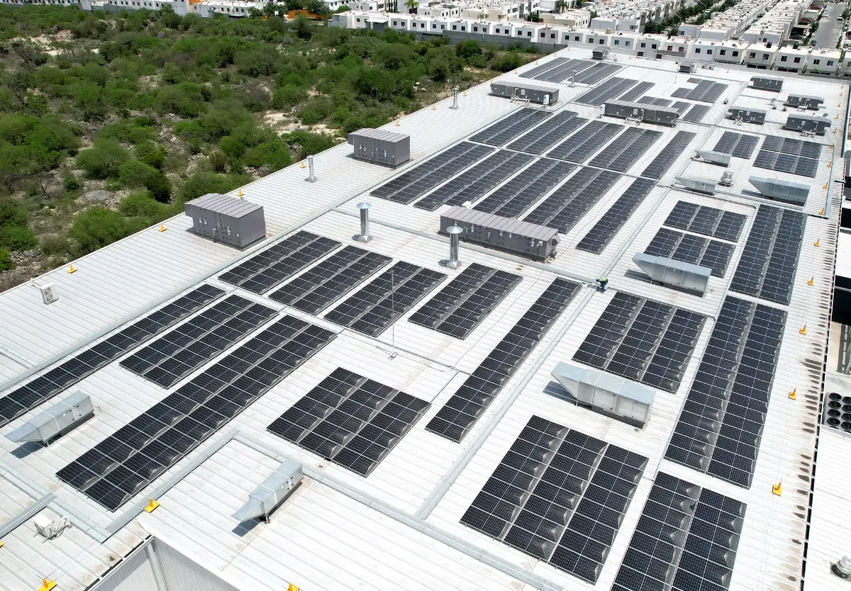 Paneles solares en nave industrial