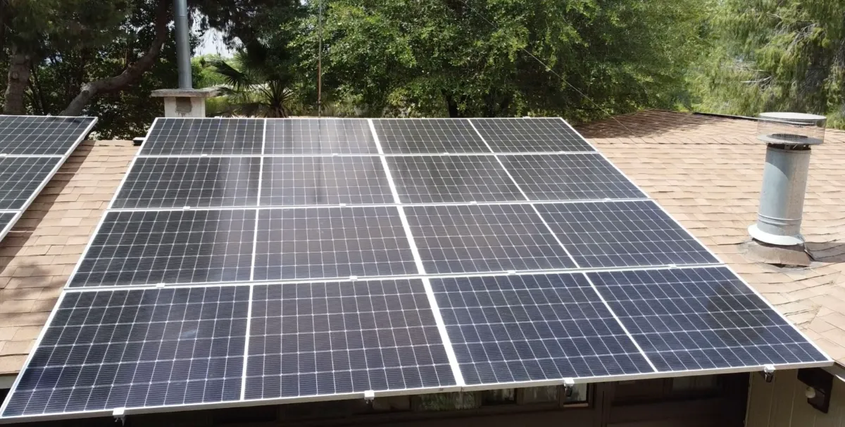 Paneles solares en techo residencial